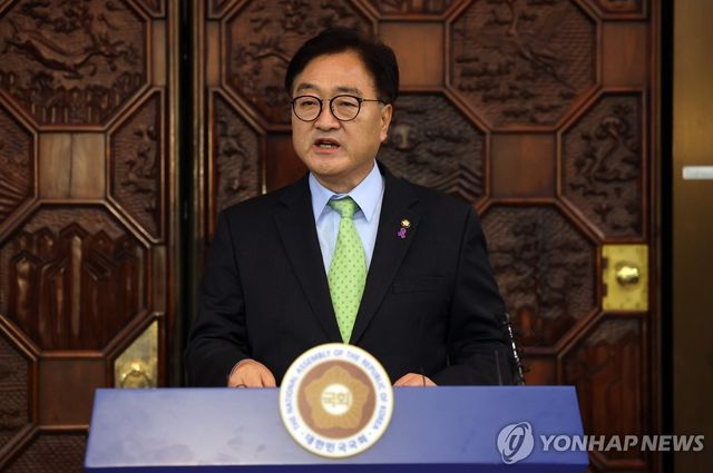 담화문 발표하는 국회의장