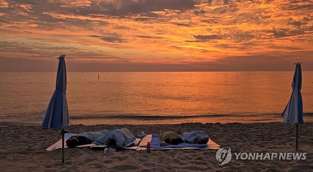 백사장에서 동틀 때까지 꿀잠