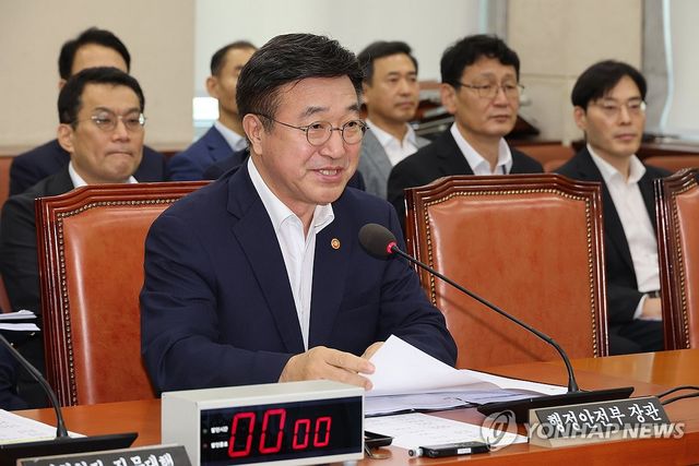 인사말하는 윤호중 행정안전부 장관