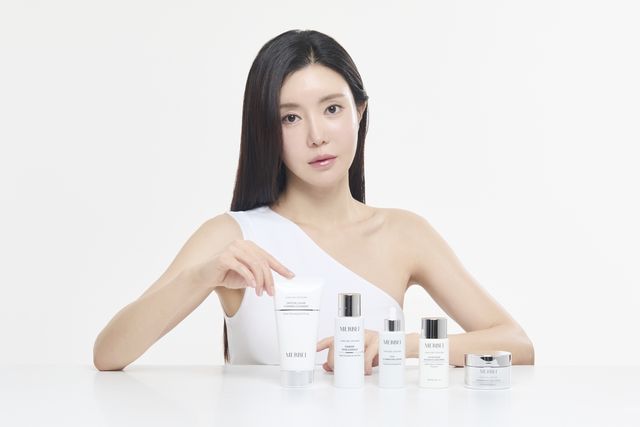 자신이 개발한 화장품을 소개하는 안신애.