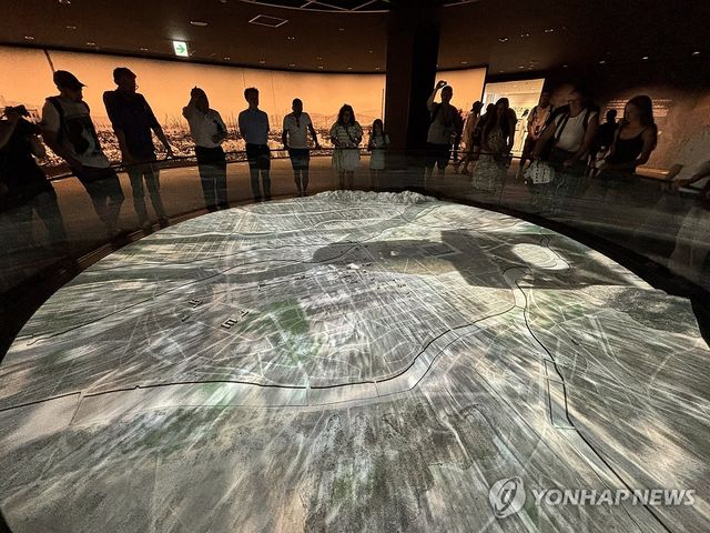 히로시마 원폭 투하 영상 보는 관람객