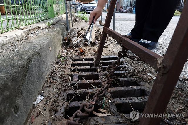 '침수 막자' 배수구 쓰레기 치우는 주민