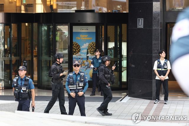 명동 신세계백화점 폭파 협박글로 경찰 수색