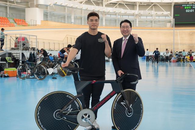 최태호(왼쪽)와 이상현 대한사이클연맹 회장