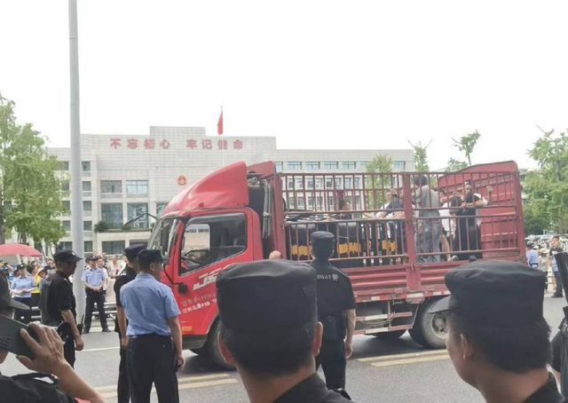 "시위대 체포에 가축 운반용 트럭 등장"