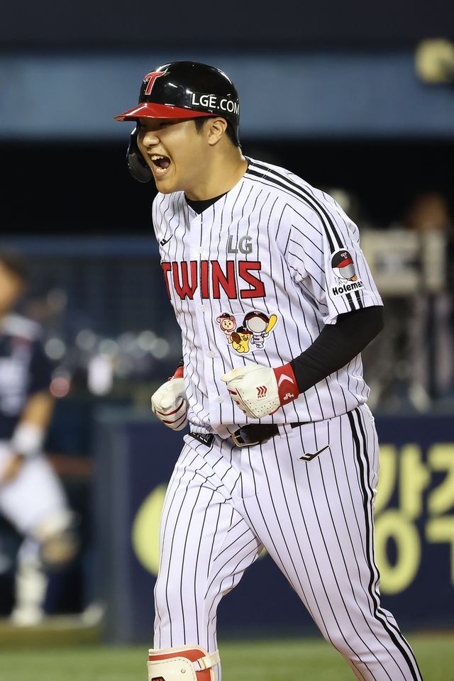 역전 홈런을 치고 홈으로 들어오는 LG 문보경. 