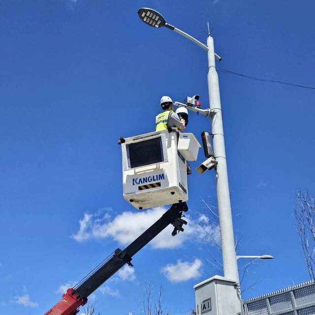 부산 감천항 CCTV 교체 작업 모습
