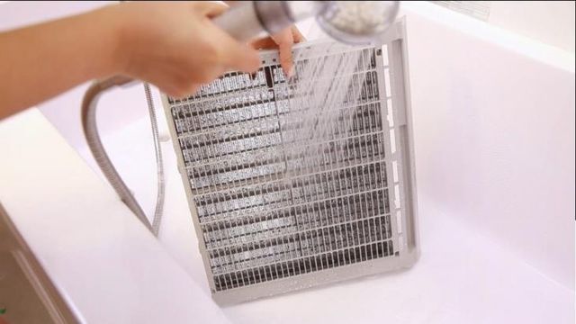 에어컨 집진 필터 세척 모습