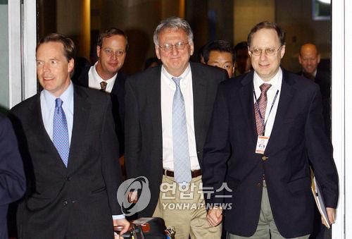 2006년 대북협의를 위해 방한한 로버트 조지프 전 미 국무차관(가운데)