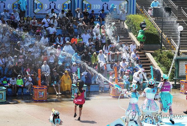 폭염 날리는 시원한 물 폭탄