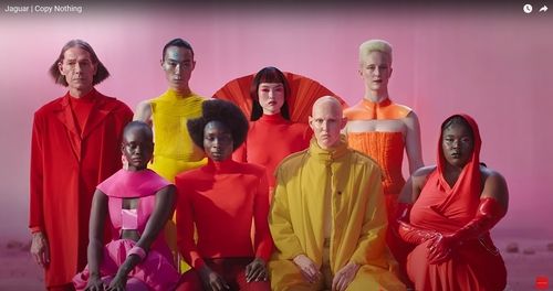 논란이 된 재규어의 리브랜딩 광고 '아무것도 모방하지 마라'의 한 장면.