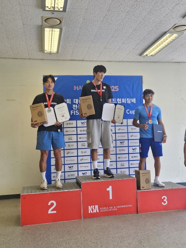 남자부 1, 2위 변지영(가운데)과 이건용(왼쪽).