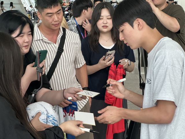 사인해주는 양민혁