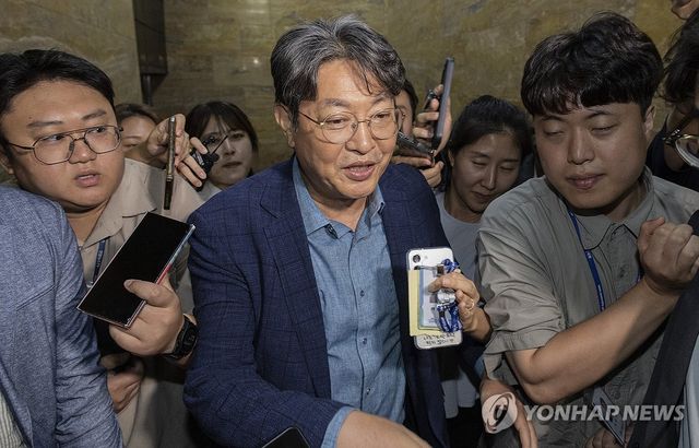 취재진 질문받는 이춘석 국회 법사위원장