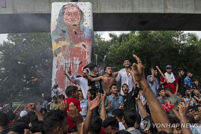 2024년 8월 5일 하시나 도주 후 환호하는 방글라 시위 참가자들