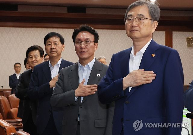 국기에 경례하는 김민석 국무총리