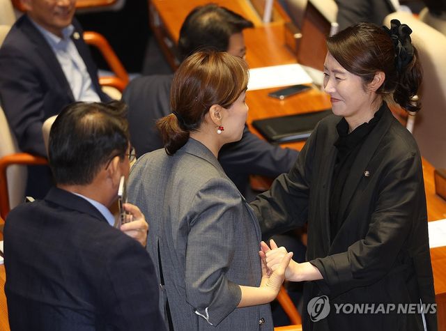 의원들과 인사하는 강선우 의원