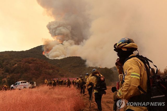 지난 4일 캘리포니아에서 산불 진압에 나선 소방관들