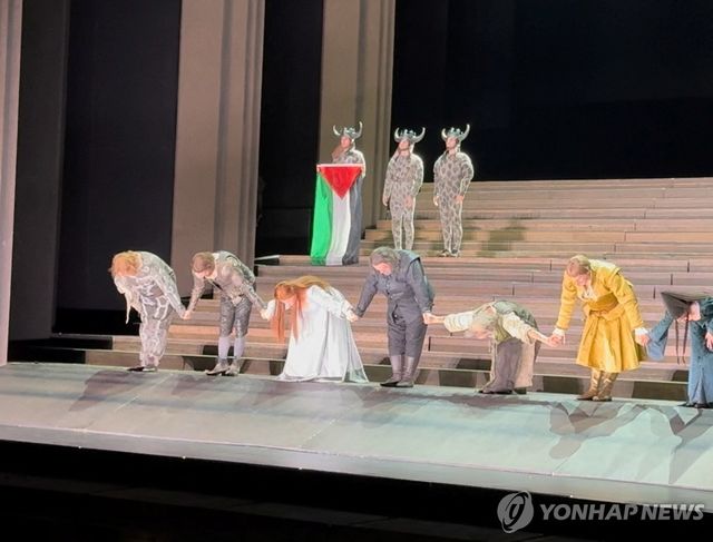 7월19일 로열 오페라 하우스 무대에서 벌어진 친팔레스타인 시위