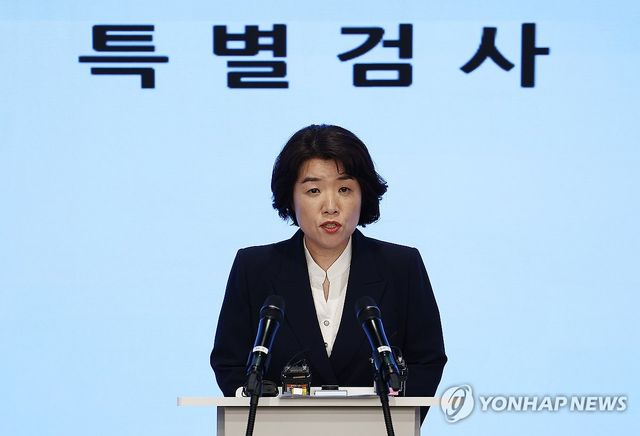 발언하는 오정희 특검보