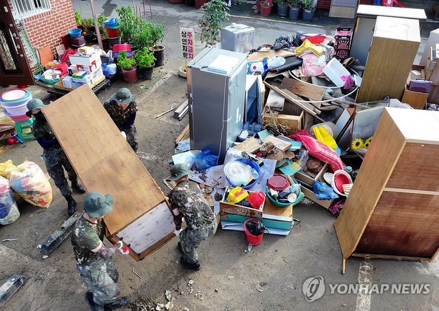 수해 복구작업하는 군 장병들