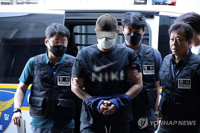체포돼 경찰서로 들어서는 대전 교제살인 피의자