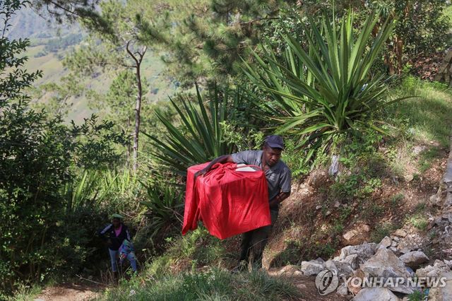 4일(현지시간) 갱단 폭력을 피해 피신하는 아이티 주민