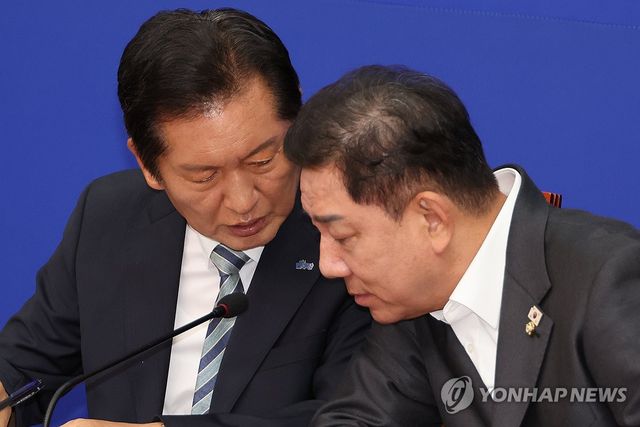 대화하는 정청래 신임 대표와 김병기 원내대표
