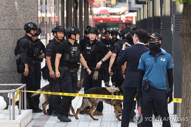명동 신세계백화점 수색 마친 경찰특공대