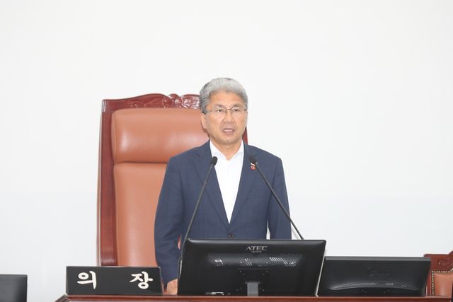 개회사하는 이상봉 제주도의회 의장