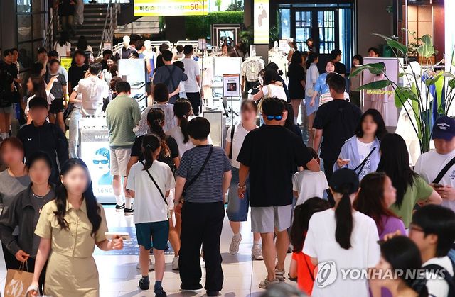 복합쇼핑몰에 시민들로 붐비는 모습