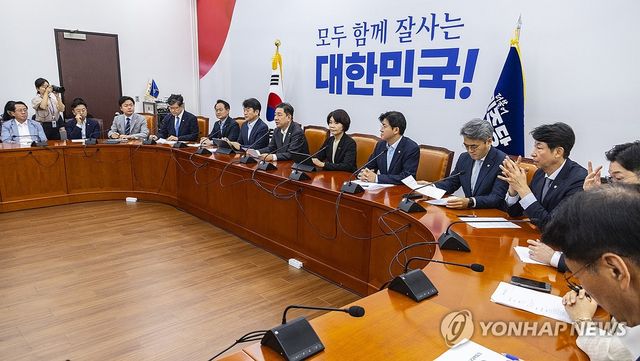 민주당 원내대책회의에서 발언하는 김병기 원내대표