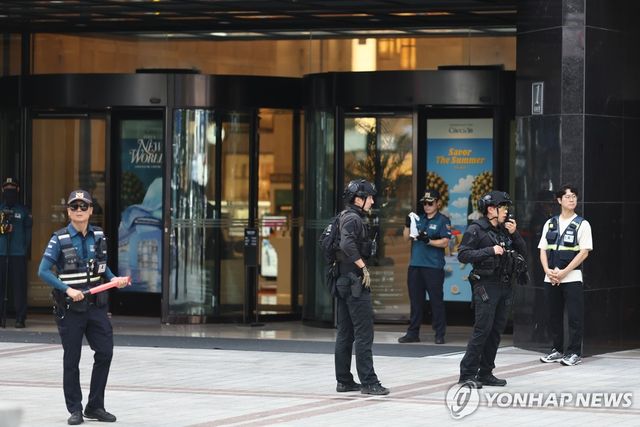 명동 신세계백화점 폭파 협박글로 경찰 수색