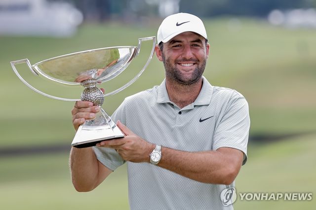 지난 시즌 페덱스컵 트로피 든 스코티 셰플러