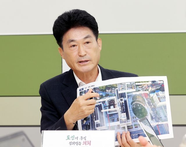 신청사 입주 설명하는 이양섭 충북도의장