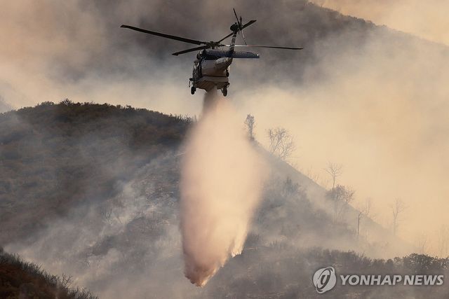 지난 4일 캘리포니아에서 산불 진압 중인 헬기 