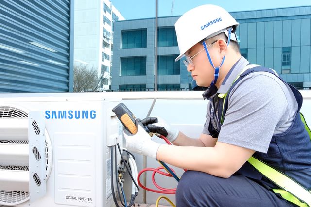 에어컨 실외기를 점검 중인 삼성전자서비스 직원