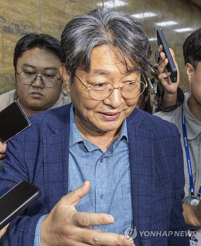 취재진에 둘러싸인 이춘석 국회 법사위원장