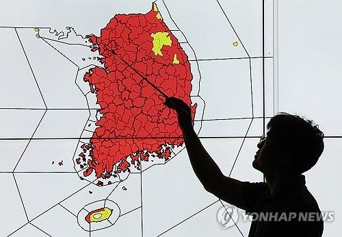30일 서울 동작구 기상청 모니터에 폭염 특보 발효 지역이 표시되고 있다. [연합뉴스 자료사진]