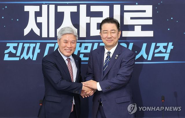 서왕진 원내대표와 인사하는 민주당 김병기 원내대표