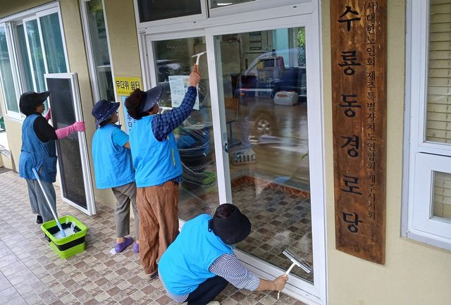 NH청소버스 경로당 청소 장면
