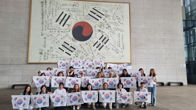 천안 독리기념관에서 태극기 서명문 들고 단체 촬영 