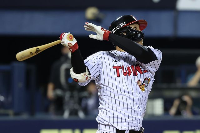 7회 역전 3점 홈런을 때리는 LG 문보경