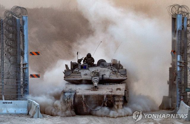 가자지구 진입하는 이스라엘군 탱크