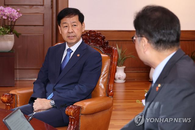 우원식 의장과 대화하는 구윤철 부총리