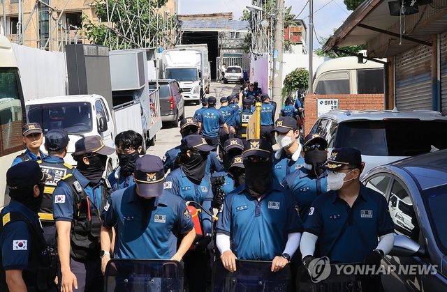 경찰, 전광훈·사랑제일교회 압수수색