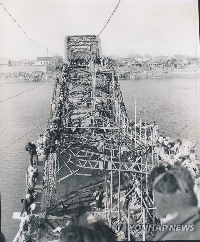 한국전쟁 중 파괴된 대동강 철교(1950년 12월)