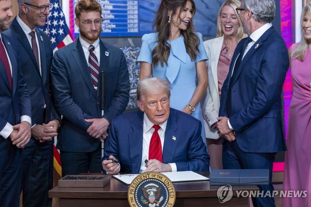 LA 올림픽 태스크포스 발족 행정명령에 사인하는 트럼프 대통령