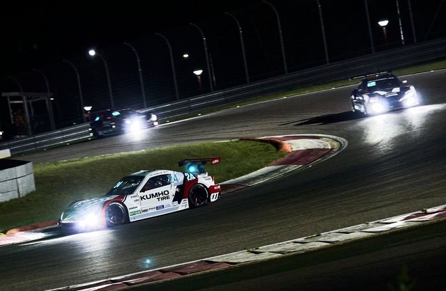 슈퍼레이스 챔피언십 나이트 레이스에서 질주하는 경주차들