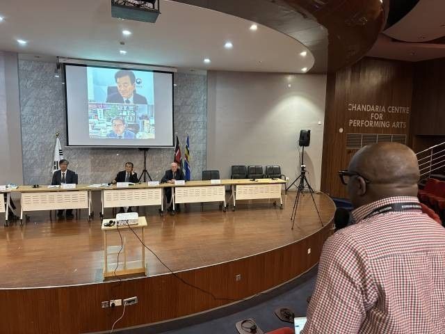 케냐 세계코리아포럼에서 한 나이지리아 교수 질문을 듣는 정동영 통일부장관 